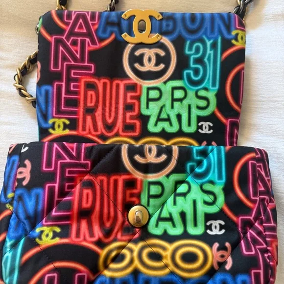 CHANEL 19 MEDIUM GRAFFITI FLAP BAG - Picture 6 of 9